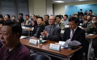 第二届香港国际文化创意博览会新闻发布会在京举办马思纯机场私服。新剪的短发很适合她！